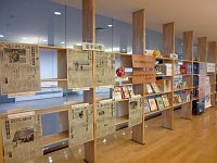 飾り棚展示「新聞は震災をどう伝えたか」会場の様子