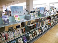 総合展示コーナー「いわての中高生のためのおすすめ図書100選」会場の様子