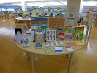 おすすめ本コーナー「子どもと本の架け橋～絵本作家の人となり～」会場の様子