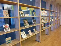 飾り棚展示「いわてゆかりの漫画家が読んだ絵本」会場の様子