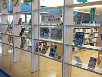 飾り棚展示「いわてゆかりの漫画家が読んだ絵本」会場の様子