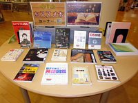 3階図書コーナー「図鑑で識る楽しみ」会場の様子