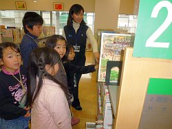書架で日本十進分類法を説明